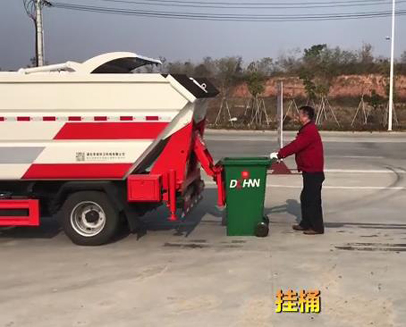 后挂桶无泄漏垃圾车(3.5方)